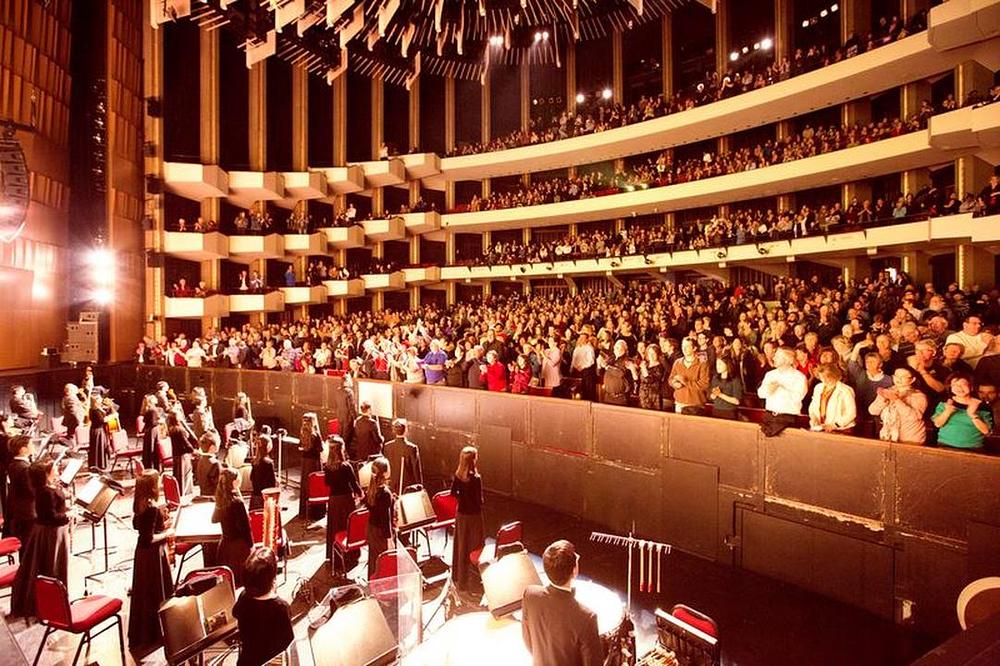 Shen Yun je pobrao stojeće ovacije u Nacionalnom centru za umjetnost u Otavi, Kanada, 29. decembra 2018. godine. Shen Yun Touring Company je izvela četiri rasprodane predstave od 27. do 29. decembra 2018. godine.