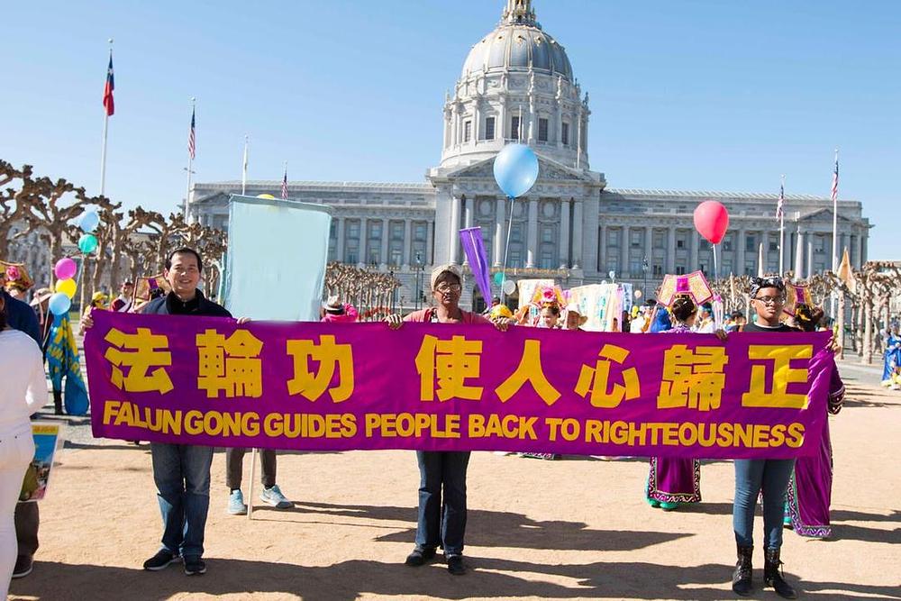 Cynthia Howard (u sredini) i njen brat Reagan Howard (desno) su se pridružili paradi