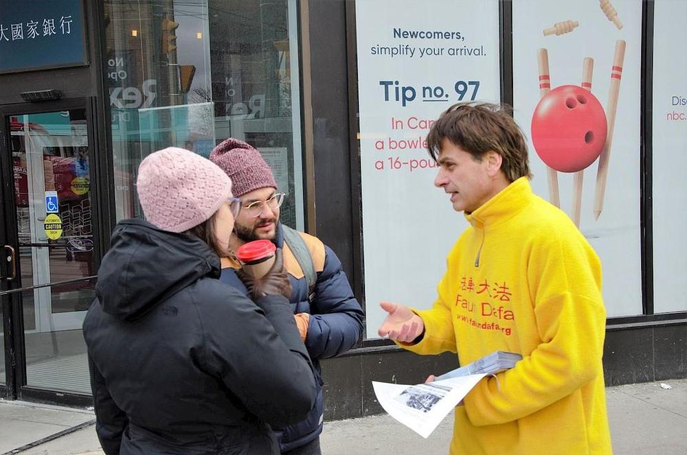 Pješaci razgovaraju sa praktikantima i čitaju informacije. 
