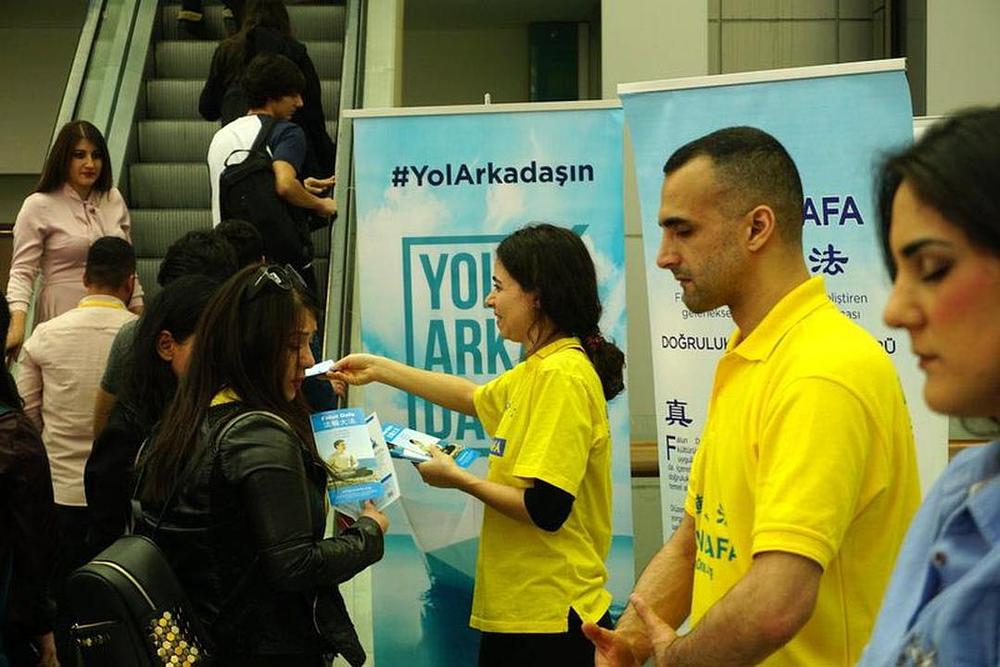 Upoznavanje posjetilaca sa Falun Gongom