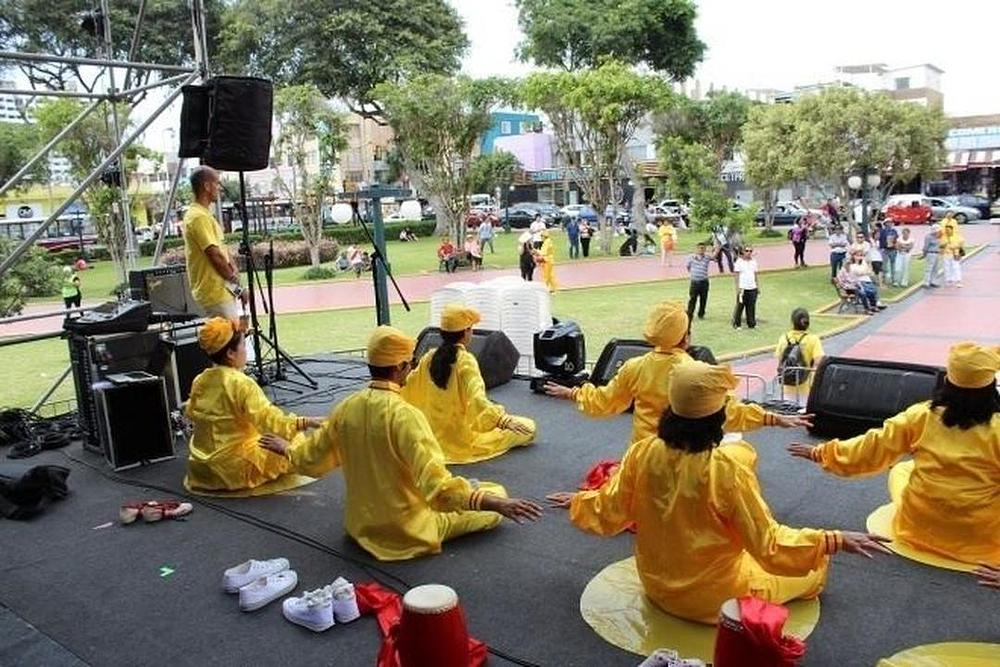 Praktikanti su nakon parade na pozornici na trgu „La Plaza Tupac Amaru“ predstavili dobošarsku grupu i demonstraciju vježbi.