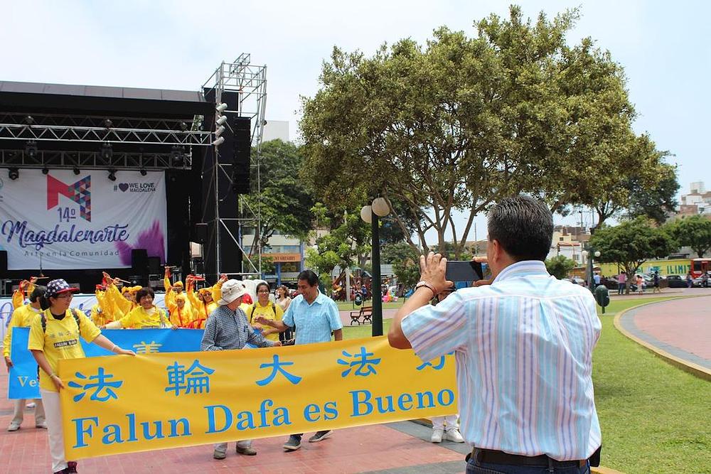 "Pet vježbi su bile impresivne", rekao je, "a također su to bili i dobošari." Jose je snimao fotografije praktikanata.