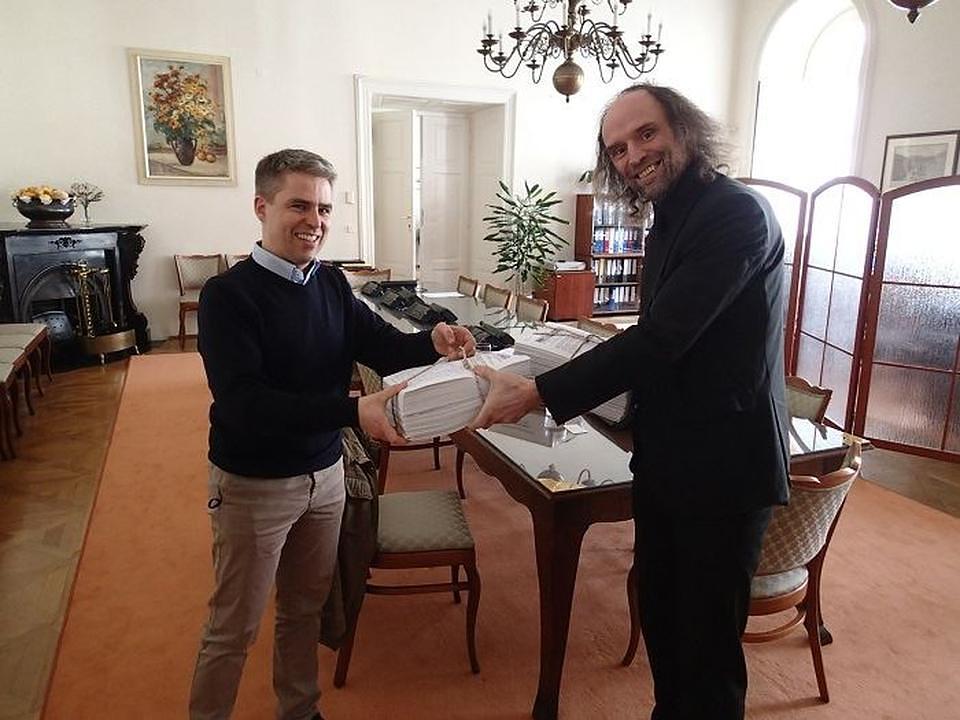 Senator dr. Zdeněk Papoušek (desno) prihvaća peticiju od g. Jiří Pokorný 