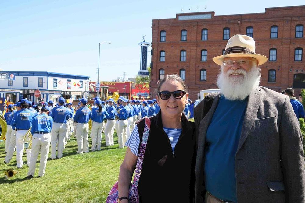 Helen i njenog supruga Ron Pena je, tokom posjete San Francisku, privukla muzika za vježbanje.