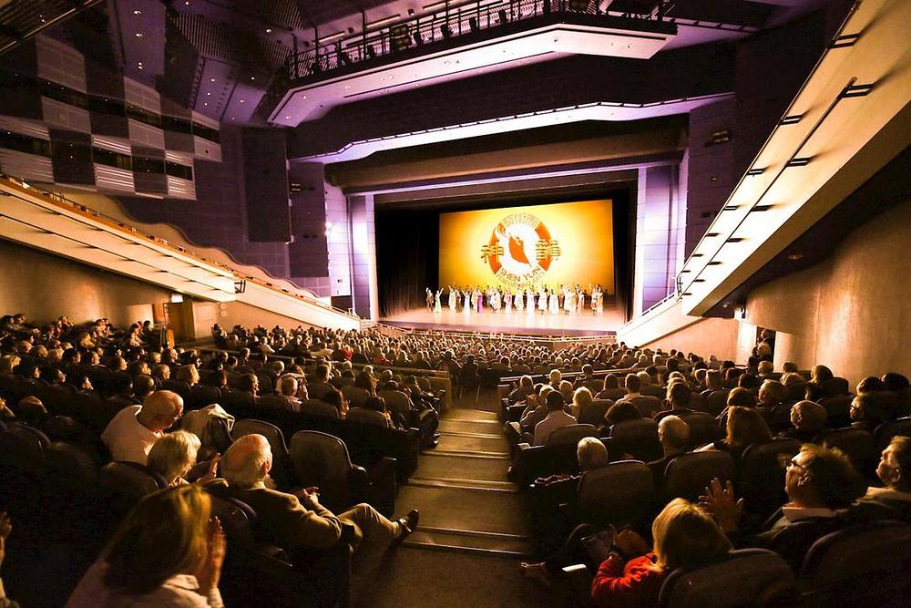 Poziv izvođačima Shen Yun New York Company da izađu pred pozorišnu zavjesu u  