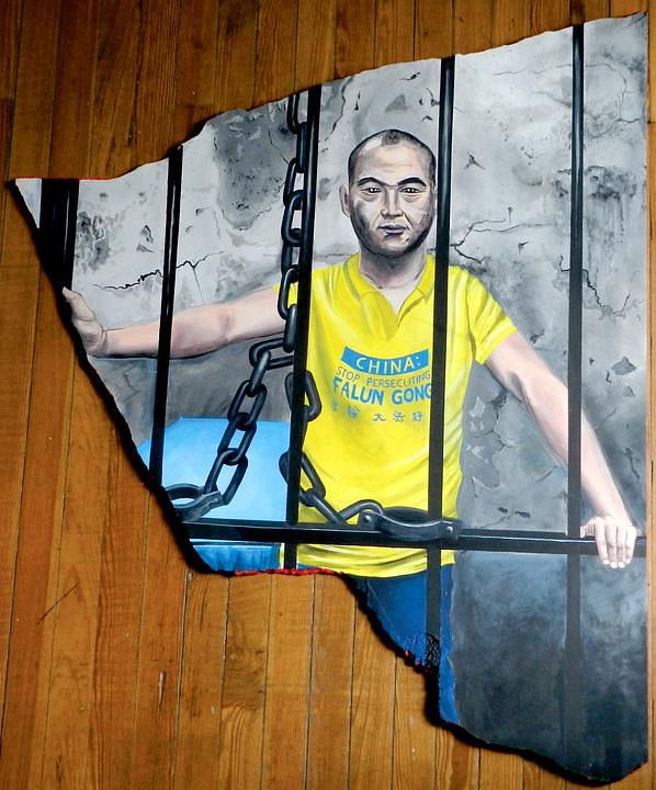 „Zatvoren zbog vere", akrilna boja na gips-ploči, 1,27 x 1,07 m.