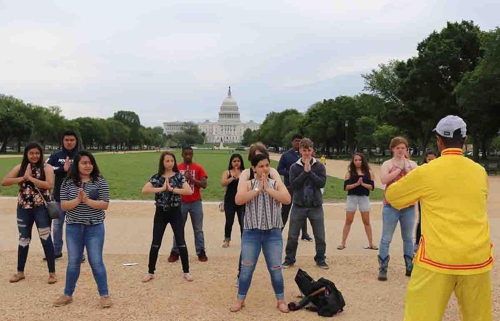 Srednjoškolci iz Sjeverne Karoline su naučili vježbe. 