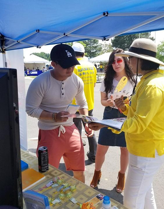 Dijeljenje Falun Gong letaka.
