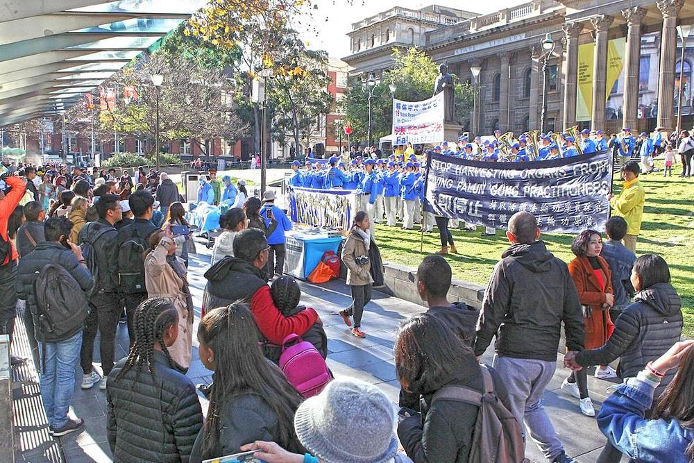 Mnogi su se pješaci zaustavili da posmatraju ove aktivnost. 