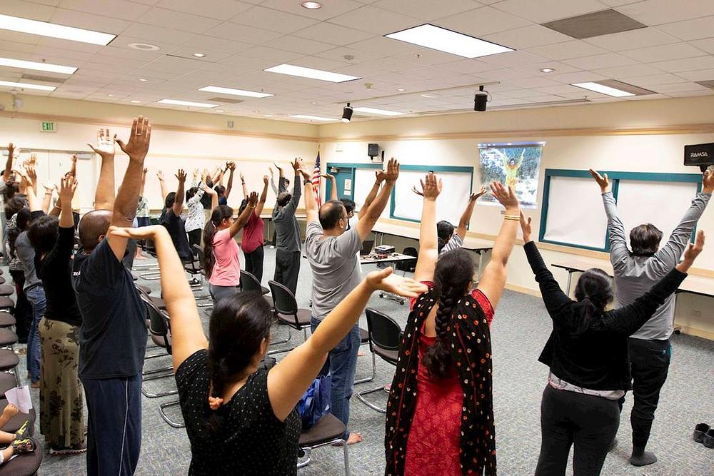 Mještani uče Falun Dafa u javnoj biblioteci u Fremontu 