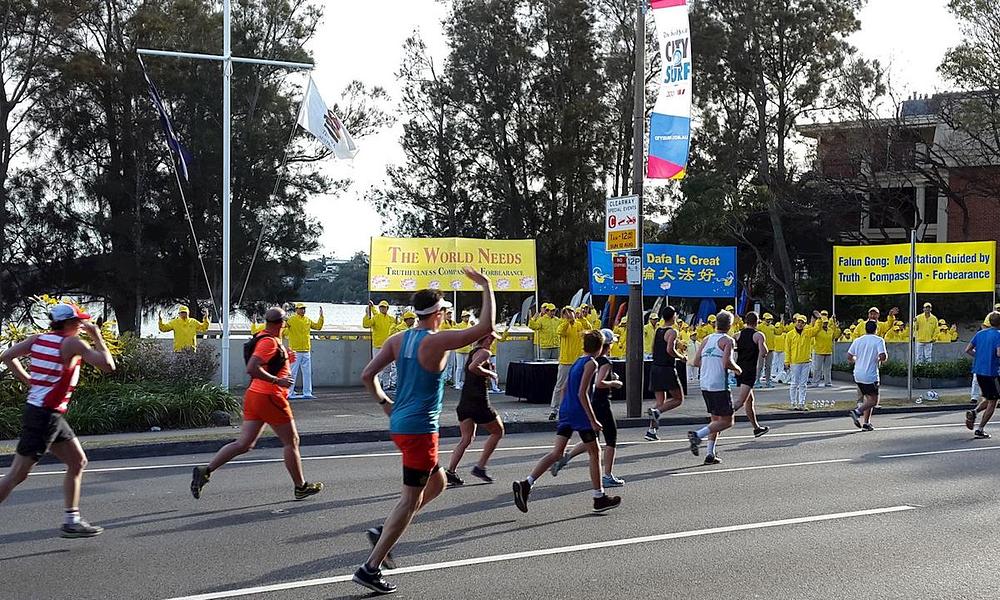Trkači humanitarnog maratona "City to Surf" su naišli na praktikante Falun Gonga kako izvode grupnu meditaciju.