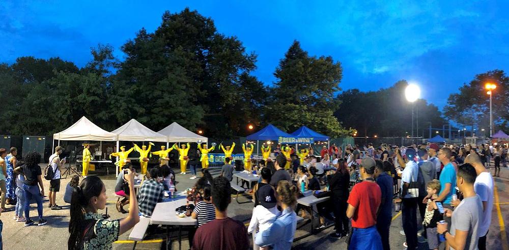 Nastup dobošara na Queens International Night Market