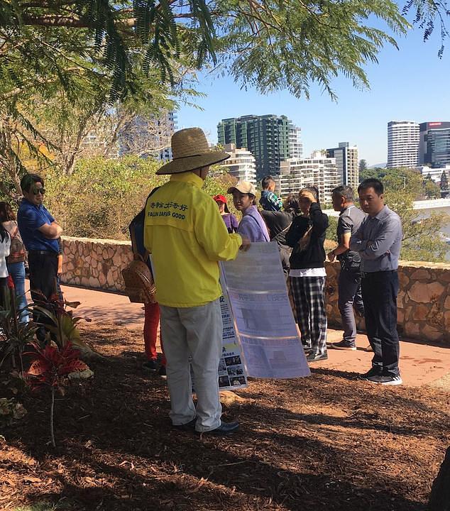 Kineski turisti čitaju plakate 