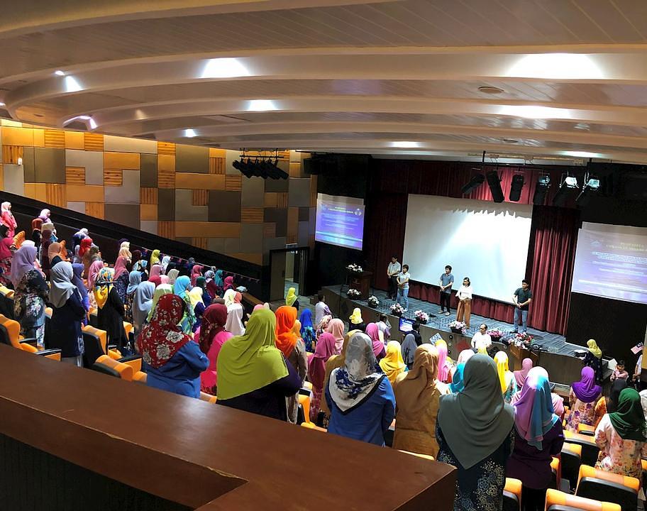 Više od 100 polaznika foruma uči Falun Gong vježbe za vrijeme aktivnosti pod pokroviteljstvom Državnog odjela za zdravstvo države Johor i Fondacije za borbu protiv raka u Tunku Laksamana, u Johoru.
 