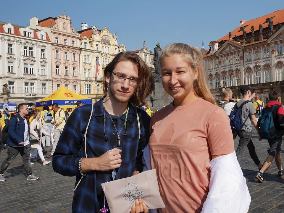Sveučilišni studenti Lucas i Kate