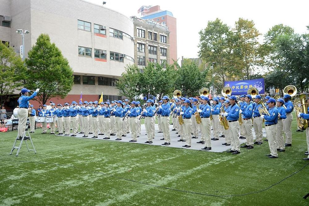 Tian Guo Marching Band nastupa za kinesku zajednicu na Manhattanu.