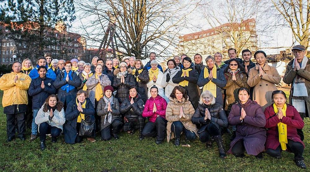 Nakon zajedničkog izvođenja vježbi, praktikanti su napravili grupnu fotografiju da njom požele Učitelju Liju Srećnu Novu godinu.