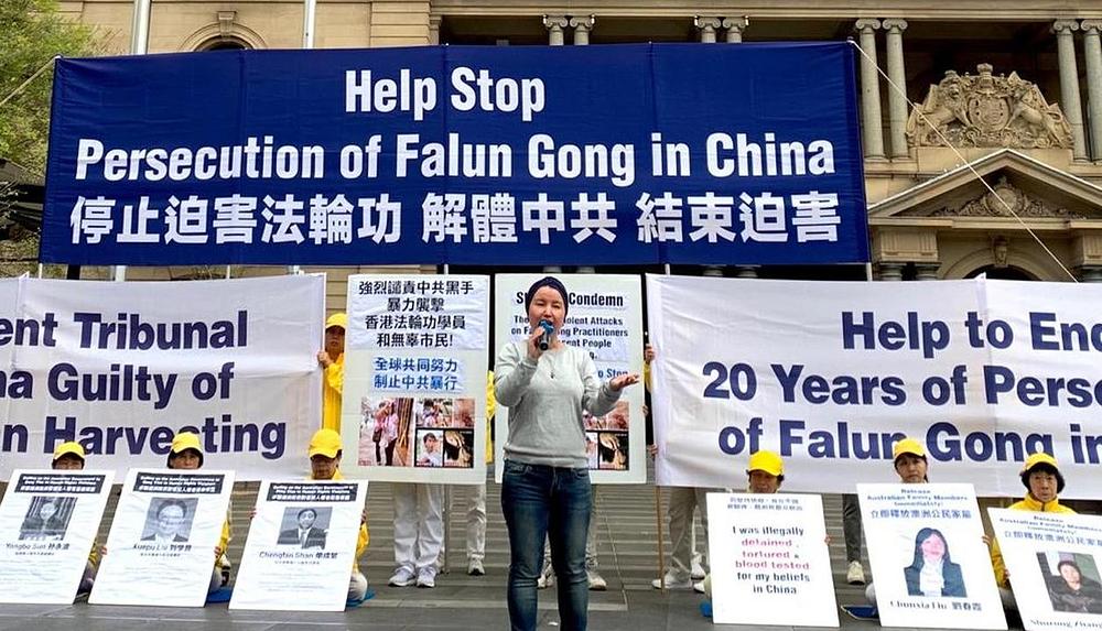 Fatimah-Abdulghafur, predstavnica ujgurske ženske grupe, govori na skupu.