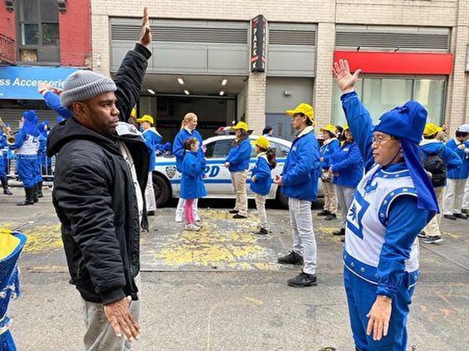 Mike uči Falun Dafa vježbe.