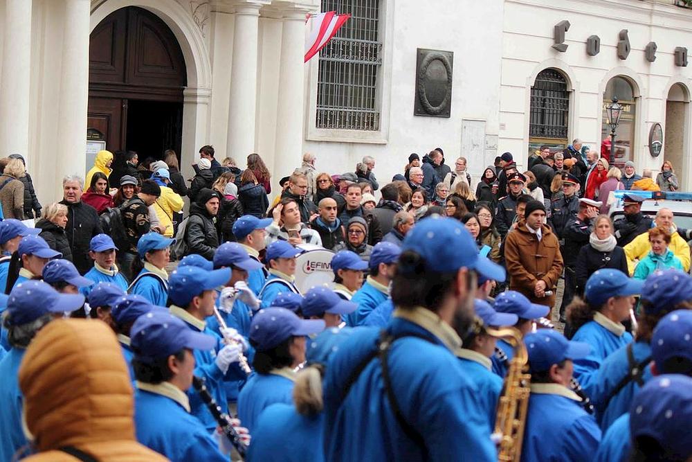 Gledatelji promatraju nastup Tian Guo Marching Band-a u Beču, Austrija.
