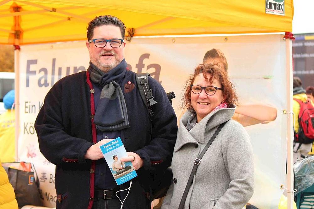 Gospodin Oliver Polanz i njegova supruga potpisali su peticiju protivljenja progonu Falun Gonga.