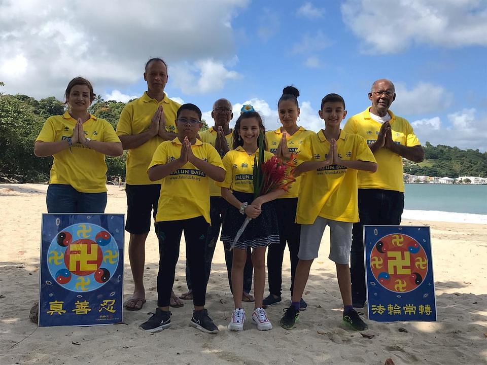 Praktikanti sa Martinika upućuju svoje Novogodišnje čestitke Učitelju Liju.