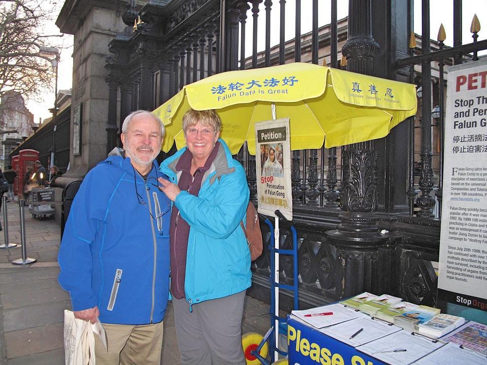 Roger i Cathy iz SAD-a potpisuju peticiju koja osuđuje progon.