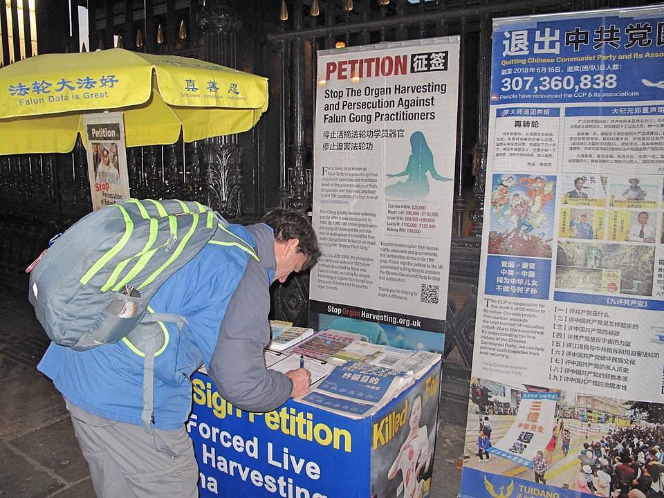 Morris iz Birminghama potpisuje peticiju koja osuđuje progon.