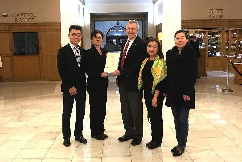 Zastupnik Sullivan (u sredini) s Falun Gong praktikantima
 