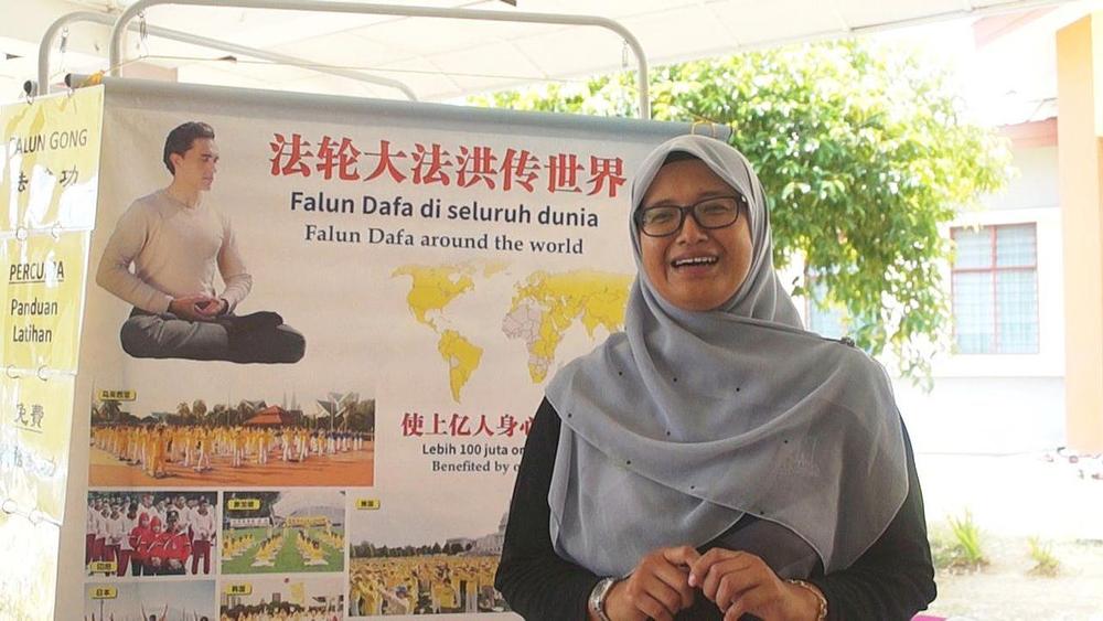 Azlina se nada da će još studenata naučiti Falun Gong meditaciju.