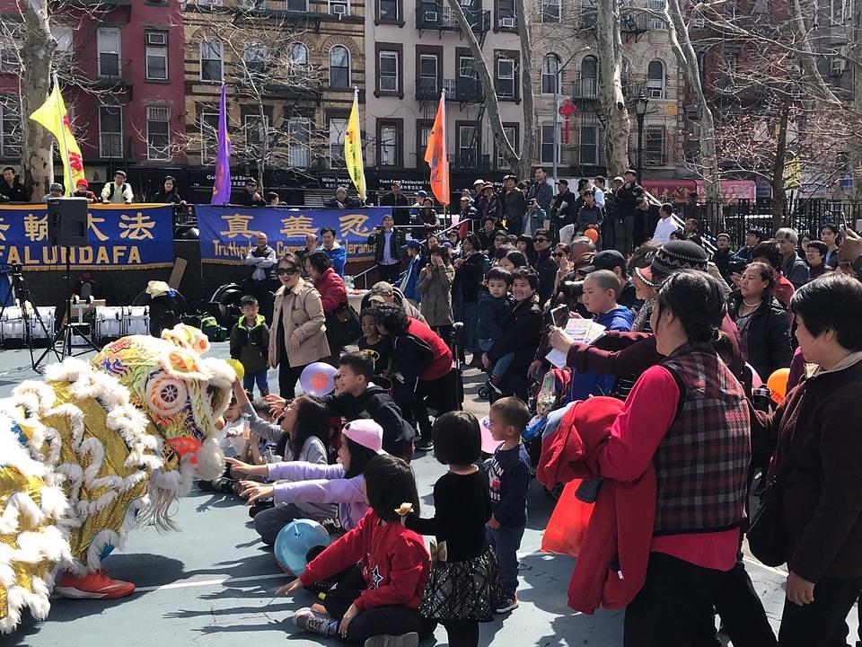 Praktikanti komuniciraju s publikom tokom izvedbe zmajevog i lavljeg plesa 