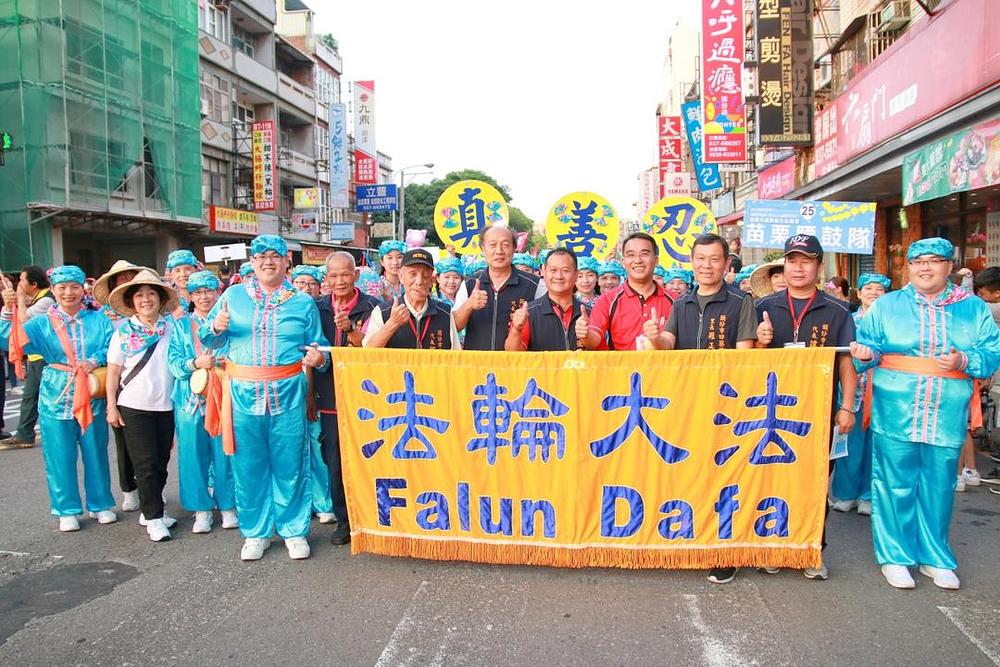 Lideri lokalne zajednice poziraju za fotografiju sa praktikantima.