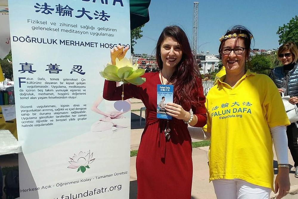 Begüm Borçetin su krenule suze kada je saznala za principe Falun Gonga Istinitost-Dobrodušnost-Toleranciju. Naučila je pet vježbi i nada se da će se pridružiti praktikantima na lokalnom vježbalištu.