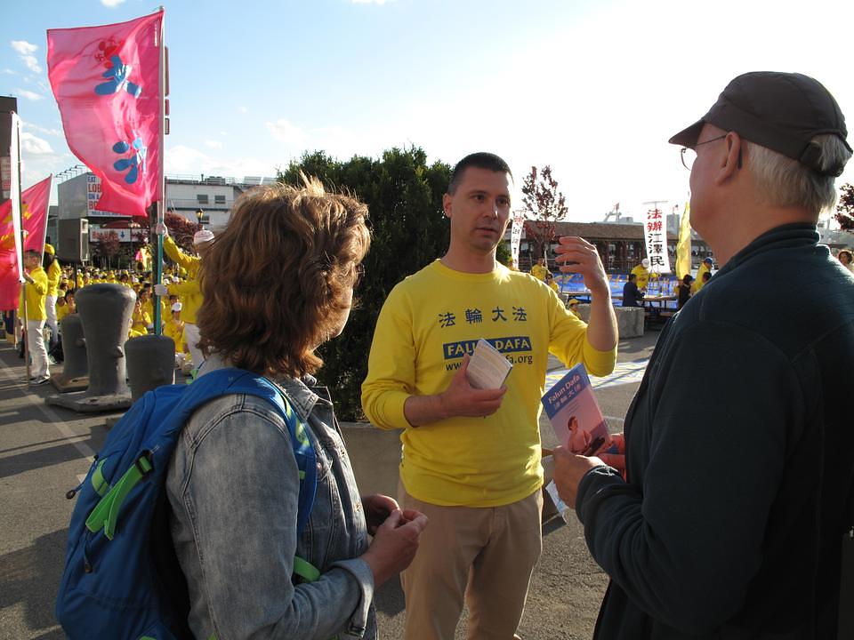 Par iz Njemačke promatra prosvjed i sluša kako praktikant objašnjava zlu prirodu KPK.