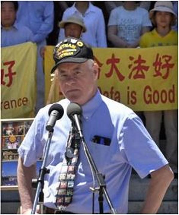 Randy Voepel, član Skupštine države Kalifornije, govori na skupu.