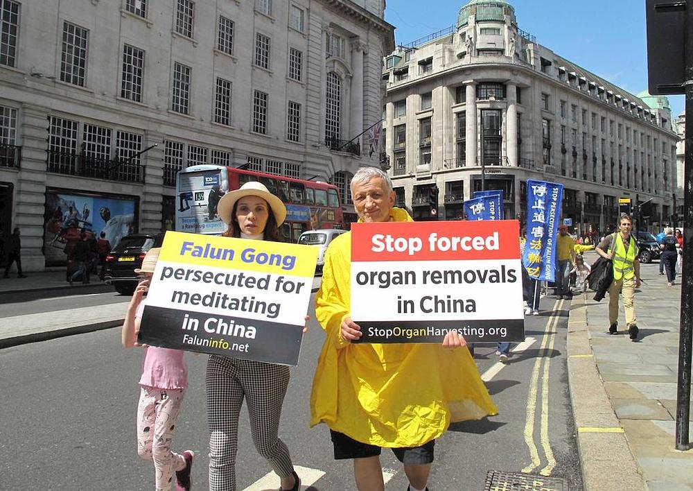 Zek prakticira Falun Gong od 1998. godine.
