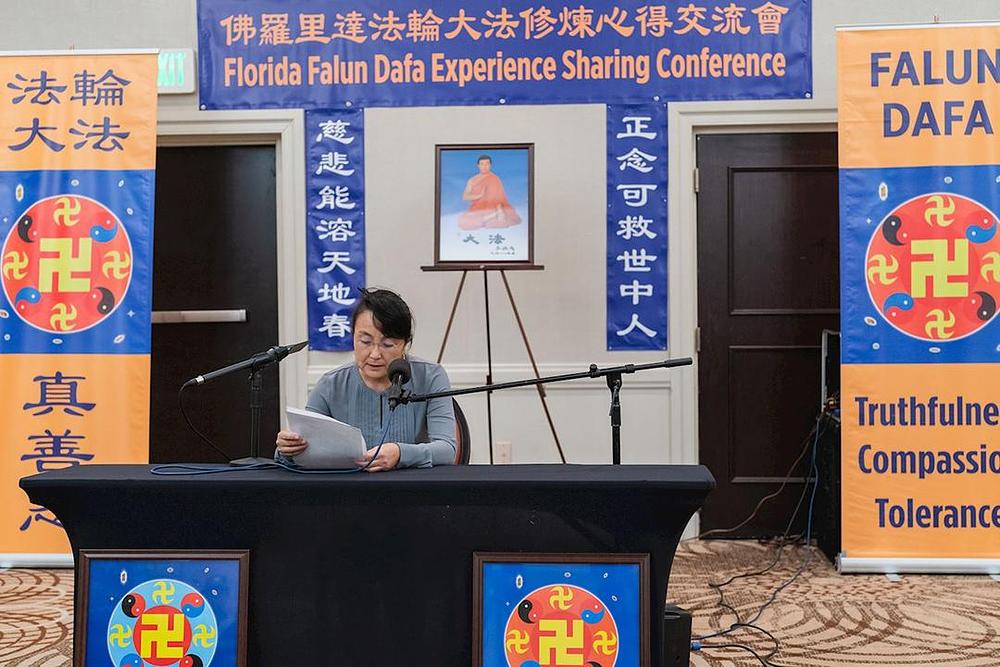 Gđa Zhang Yanling govori o svojim iskustvima uklanjanja vezanosti.