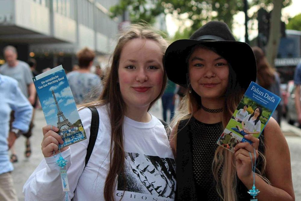 Studentica Katherine (lijevo) i njena prijateljica Shania (desno) kazale su da su jako uživale u maršu.