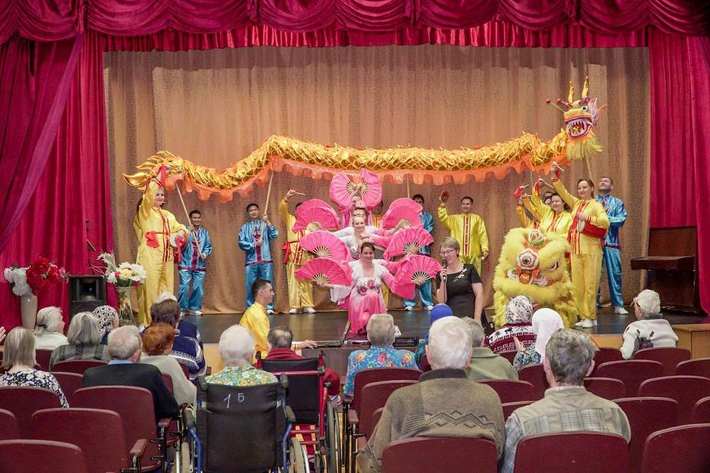 Nastup na pozornici u centru za starije osobe u Kostromi
 