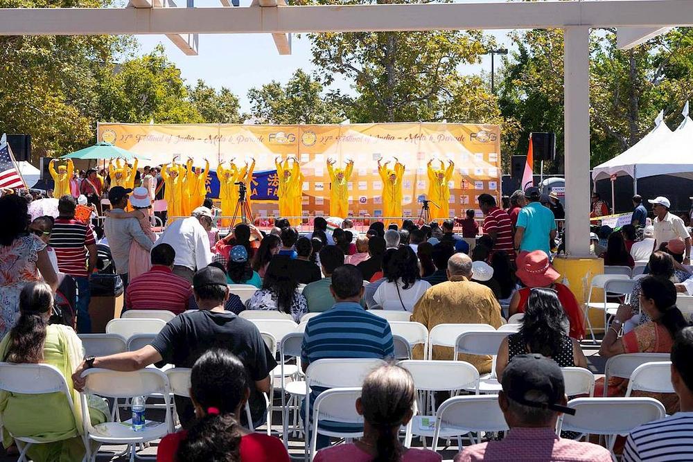 Nekoliko je gledalaca festivala pratilo   pokrete praktikanata dok su demonstrirali izvođenje vježbi na pozornici.