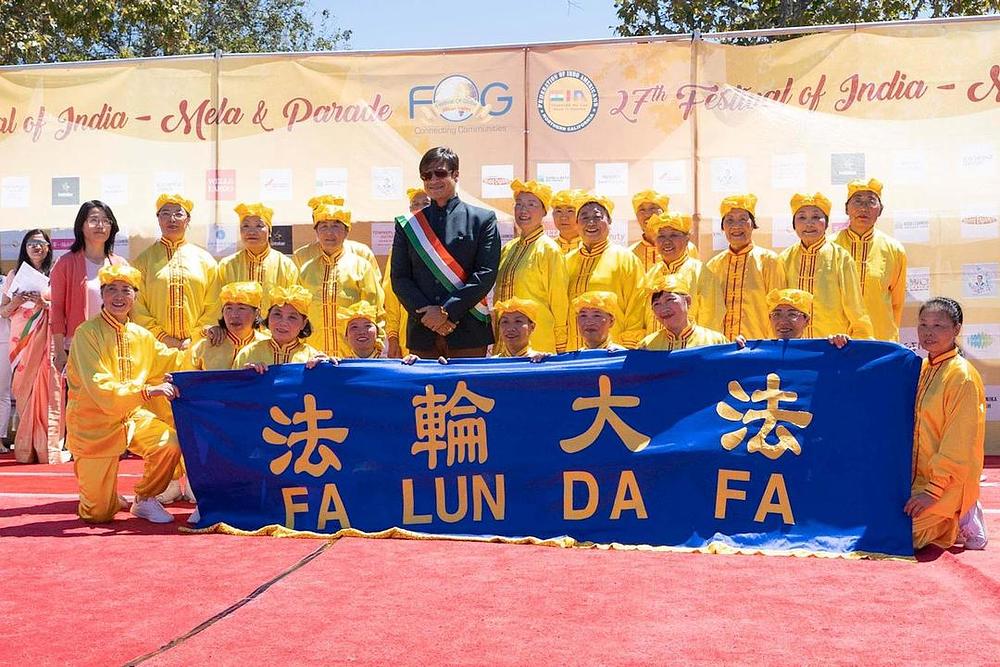 Vivek Anand Oberoi (u sredini), indijska filmska zvijezda, se fotografisao sa praktikantima.
