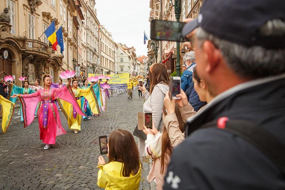 Gledaoci snimaju fotografije i video zapise parade.