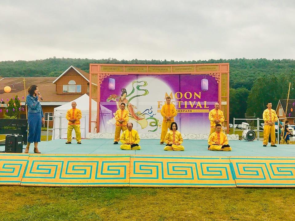 Praktikanti demonstriraju izvođenje Falun Dafa vježbi tokom proslave praznika u Deerparku