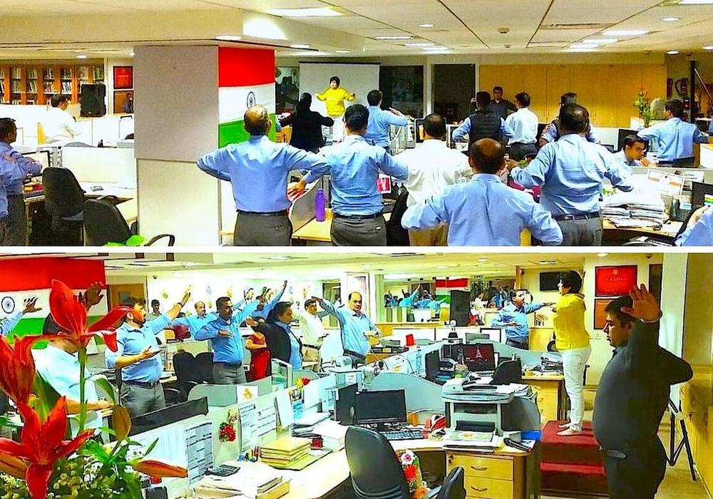 Zaposleni uče prvu Falun Gong vježbu.