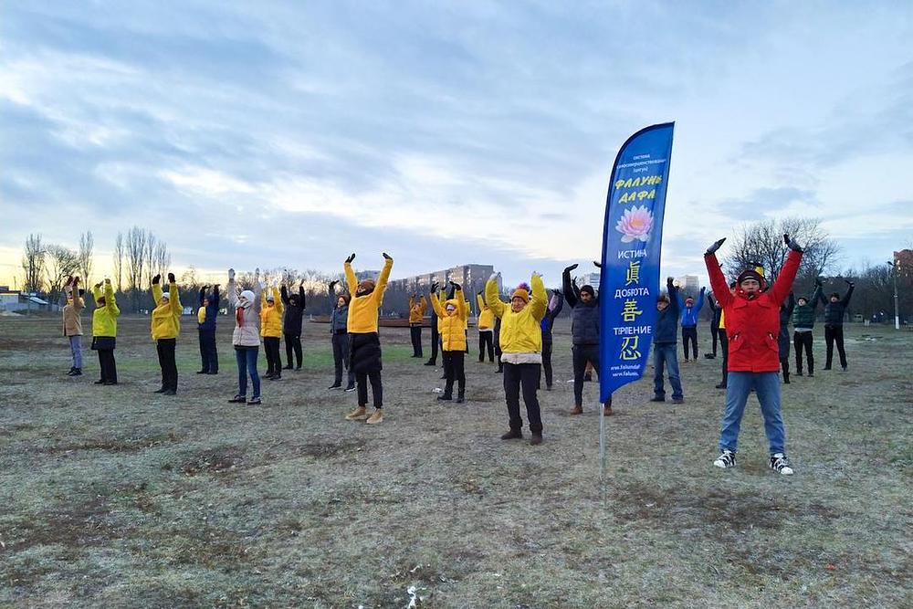 Praktikanti iz Rostova na Donu rade vježbe.
 