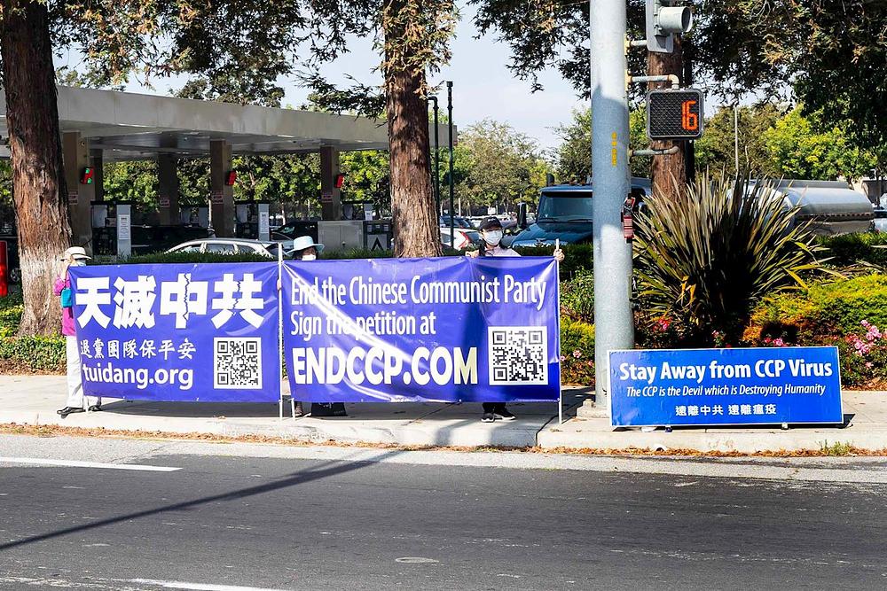  Praktikanti su duž veoma prometne glavne ceste istaknuli transparente s porukama o progonu.
 