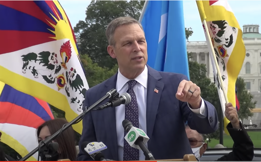 Scott Perry (R) na predstavljanju zakona tijekom prosvjeda protiv tiranije KPK, održanog 1. listopada 2020. godine ispred zgrade Senata