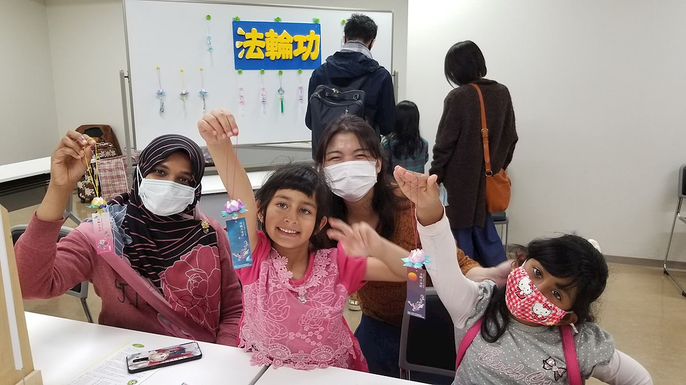 Nekoliko je djevojaka bilo radosno što su mogle  naučiti kako se  izrađuju  lotosovi cvjetovi od   papira.