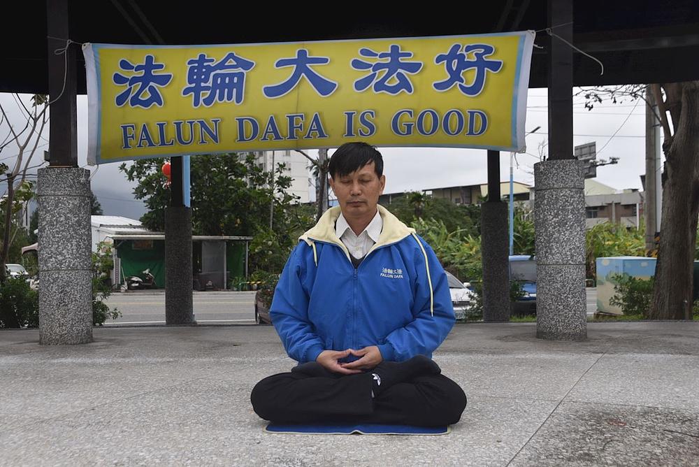Gosp. Liao vježba petu vježbu, sjedeću meditaciju.