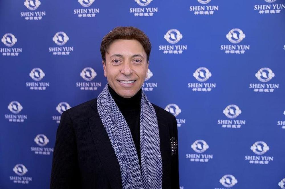 Sarwat Kaluby, plesni sudac, vlasnik plesnog studija i bivši baletan, predstavu Shen Yuna je gledao u Thrasher-Horne centru u Jacksonvilleu na Floridi, 22. februara 2020. godine. 